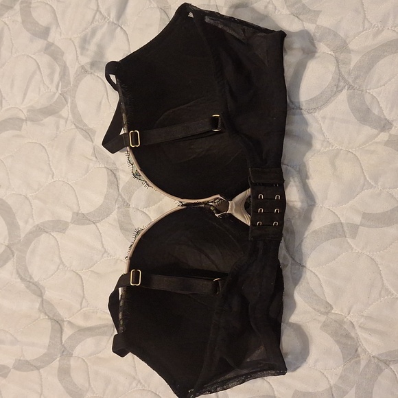 Victora's Secret Bra - Picture 6 of 6